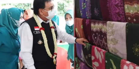 Pj. Bupati Terima Hak Cipta Batik Serasan Motif Duku Kuning Mas