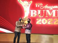 Dirut PTBA Raih Anugerah BUMN 2022 Kategori CEO Service and Operation Excellent