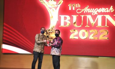 Dirut PTBA Raih Anugerah BUMN 2022 Kategori CEO Service and Operation Excellent