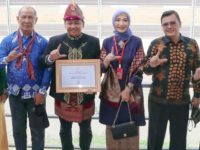 Plh Bupati Terima Langsung Sertifikasi Muara Enim Bebas Frambusia dari Menteri Kesehatan