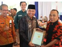 Gelar Tabligh Akbar, Pj. Bupati Serahkan 81 Sertifikat Tanah Warga Desa Lubuk Ampelas
