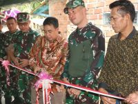 Sekda Muara Enim Serahkan Kunci Bedah Rumah di Desa Muara Lawai