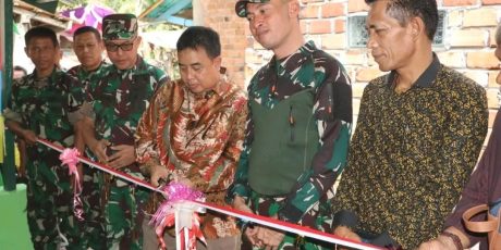Sekda Muara Enim Serahkan Kunci Bedah Rumah di Desa Muara Lawai