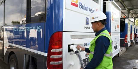 Kurangi Emisi, PTBA Operasikan Hybrid Dump Truck hingga Bus Listrik