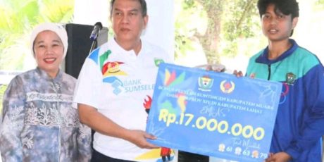 Atlet Porprov Berprestasi Diganjar Bonus, Pj Bupati Muara Enim Serahkan Langsung