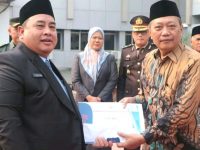 Sekda Muara Enim Serahkan SK Pensiun dan Bantuan Purna Bakti PNS di Hari Kesaktian Pancasila