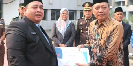 Sekda Muara Enim Serahkan SK Pensiun dan Bantuan Purna Bakti PNS di Hari Kesaktian Pancasila
