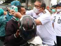 Tekan Angka Penderita ISPA, Pj. Bupati Muara Enim Bagikan Masker Gratis
