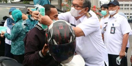 Tekan Angka Penderita ISPA, Pj. Bupati Muara Enim Bagikan Masker Gratis