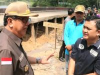 Tinjau Longsor di Sungai Rotan, Pj. Bupati Muara Enim Segera Siapkan Trase Jalan Baru