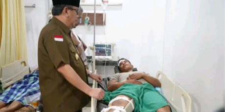 Pj Bupati Muara Enim Kunjungi Korban Flyover Ambruk dan Beri Santunan 