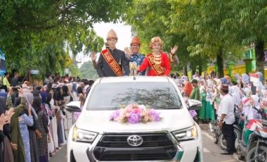 Pj Bupati Muara Enim Pimpin Pawai Keliling Arak-arakan Piala Adipura ke-15 