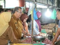 Pantau Harga di Pasar, Pj Bupati Muara Enim Subsidi 20 Komoditas Pokok 