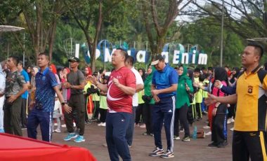 Pj. Bupati Muara Enim Senam Pagi Bersama Masyarakat Saat Peringatan Hari Olahraga Nasional