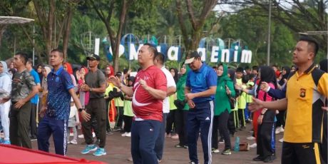 Pj. Bupati Muara Enim Senam Pagi Bersama Masyarakat Saat Peringatan Hari Olahraga Nasional