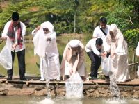 Peringati Isra Miraj, Pj. Bupati Muara Enim Serahkan Bantuan Serta Tebar Benih Ikan