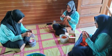 Cerita Usaha Kerajinan Rajut Binaan PTBA, dari Hobi Jadi Cuan