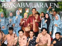Bupati dan Istri Perkenalkan Songket Muara Enim di Ajang SSN 2025 Dihadapan Ibu Wapres RI