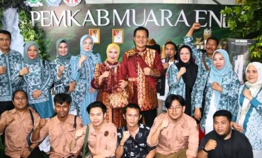 Bupati dan Istri Perkenalkan Songket Muara Enim di Ajang SSN 2025 Dihadapan Ibu Wapres RI Bupati dan Istri Perkenalkan Songket Muara Enim di Ajang SSN 2025 Dihadapan Ibu Wapres RI