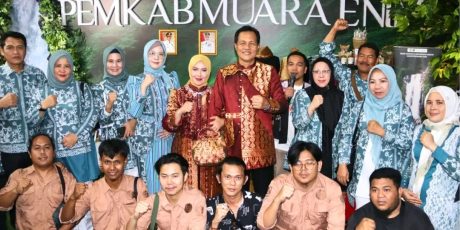 Bupati dan Istri Perkenalkan Songket Muara Enim di Ajang SSN 2025 Dihadapan Ibu Wapres RI