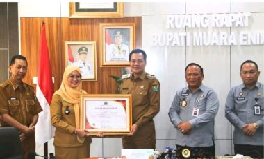 7 Kades dan 2 Lurah di Muara Enim Terima Penghargaan NL.P Tahun 2025 7 Kades dan 2 Lurah di Muara Enim Terima Penghargaan NL.P Tahun 2025