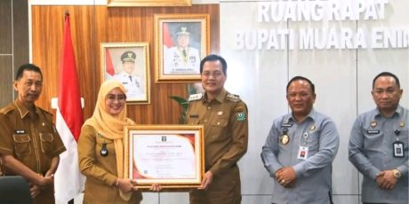 7 Kades dan 2 Lurah di Muara Enim Terima Penghargaan NL.P Tahun 2025