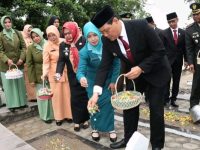 Peringati Hari Pahlawan, Bupati Muara Enim Serahkan Tali Asih dan Tabur Bunga di TMP
