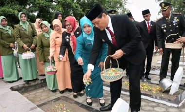 Peringati Hari Pahlawan, Bupati Muara Enim Serahkan Tali Asih dan Tabur Bunga di TMP