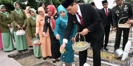 Peringati Hari Pahlawan, Bupati Muara Enim Serahkan Tali Asih dan Tabur Bunga di TMP