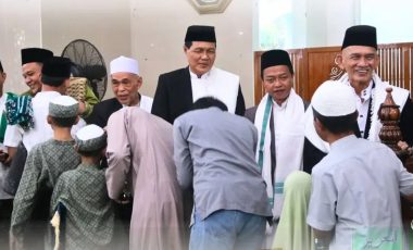 Ribuan Warga Padati Masjid Agung, Bupati Muara Enim Serukan Perkuat Silaturahmi dan Kepedulian Sosial