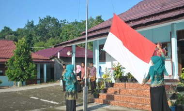 SMK Mutiara Tanjung Enim Gelar Upacara Hardiknas Dengan Khidmat