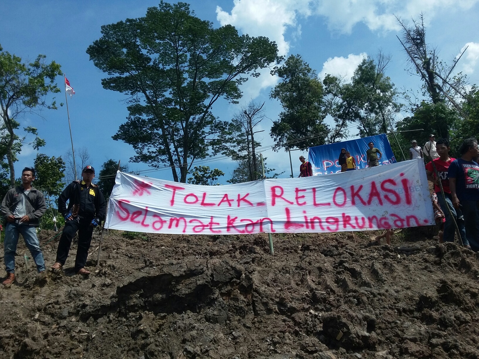Warga Bukit Munggu Memasang Spanduk Penolakan penambangan PTBA