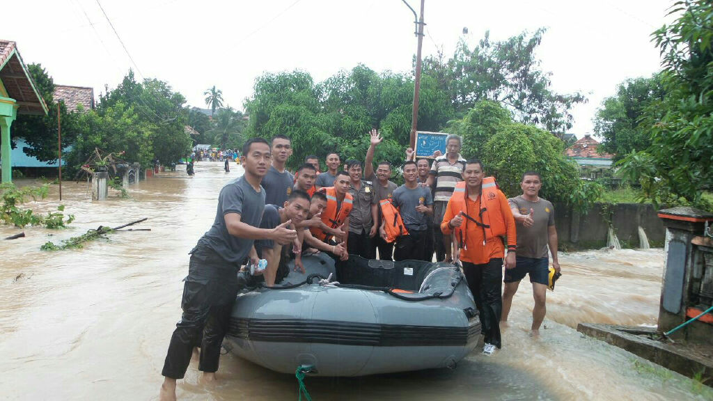 Tim SAR Polres Muara Enim Evakuasi 27 KK dari Banjir