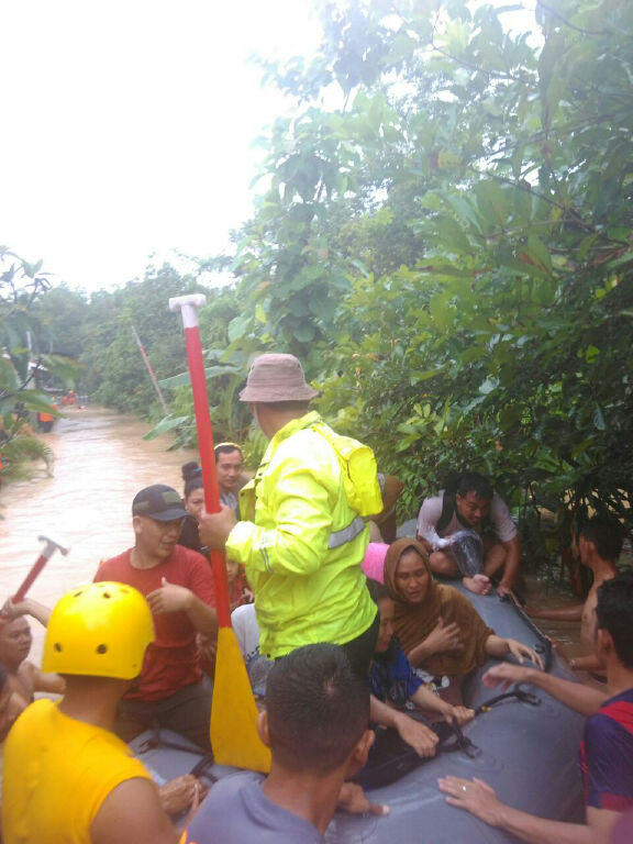 Tim SAR Polres Muara Enim sedang mengevakuasi warga yang terkena banjir