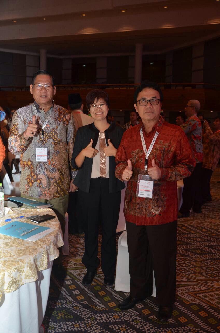 Wabup Muara Enim H. Nurul Aman pose bersama managemen CCFI usai menerima penghargaan
