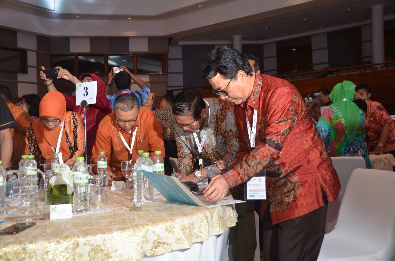 Wabup Muara Enim H. Nurul Aman saat menandatangani penghargaan yang diterima