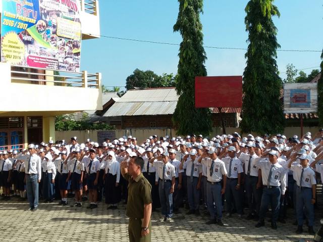Para siswa-siswi SMK Bina Mulya saat Mengikuti Upacara Hardiknas