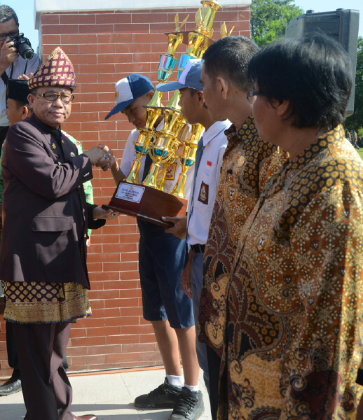 Bupati Muara Enim saat menyerahkan hadiah dan piala kepada siswa, guru dan Kepsek berprestasi