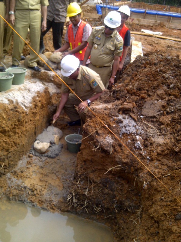 Wabup Nurul Aman, SH saat melakukan peletakan batu pertama pembangunan RS Pratama di SDL