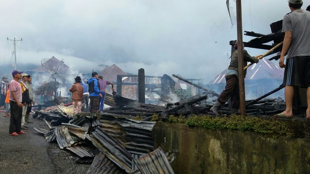 Diduga Korsleting, Tiga Rumah Panggung di Semende Hangus Terbakar