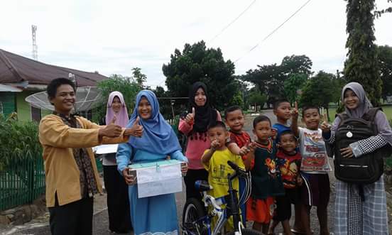 Pengurus LDK AL-Azzam saat melakukan aksi penggalangan dana bagi korban bencana gempa di Pidie Jaya Aceh 