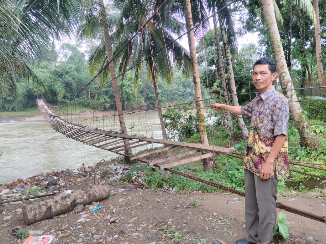 Warga Desa Pulau Panggung Harapkan Perbaikan Jembatan Gantung Menuju Kebun