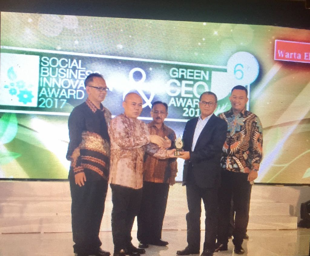 PTBA Sabet Dua Penghargaan Di Ajang Social Business Innovation & Green CEO Awards 2017