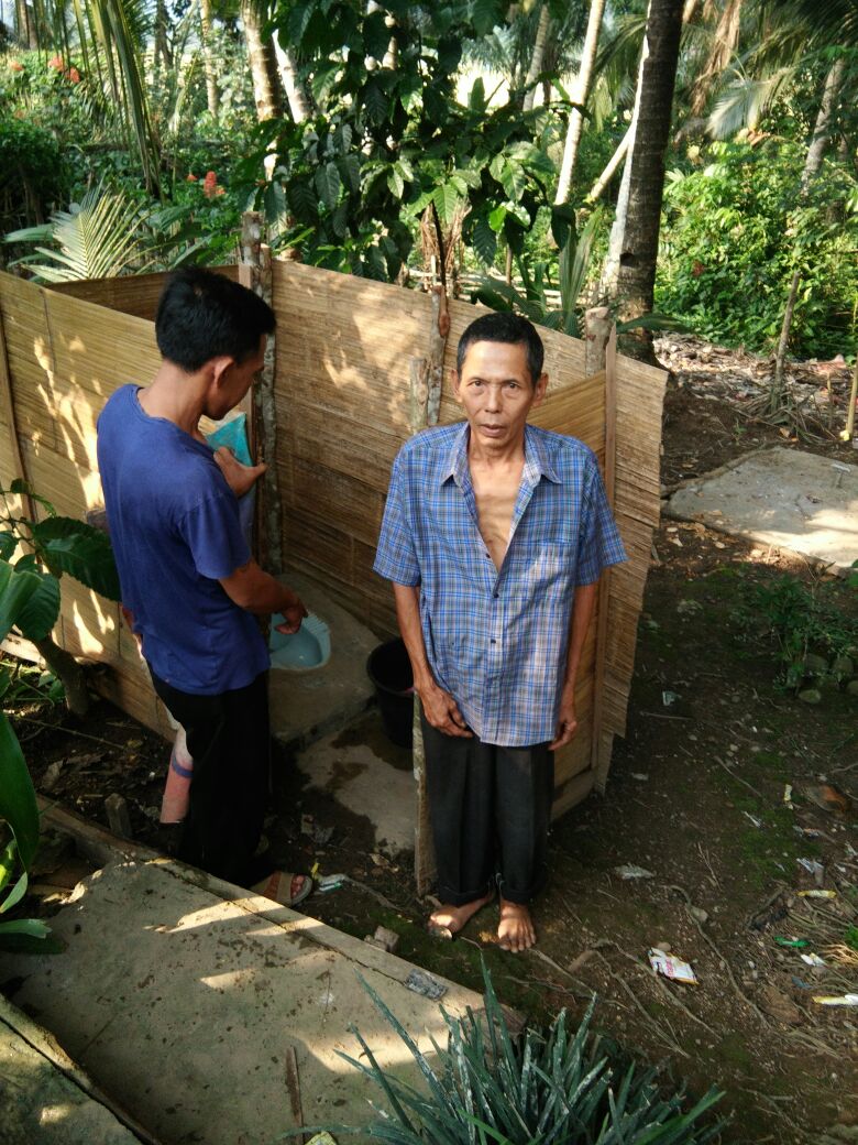 Pemdes Desa Embawang Bangun WC Bagi Keluarga Kurang Mampu Melalui Dana Desa