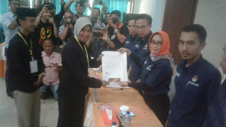 Sinar Surya Serahkan Dokumen Balon Bupati dan Wakil Bupati ke KPUD Muara Enim