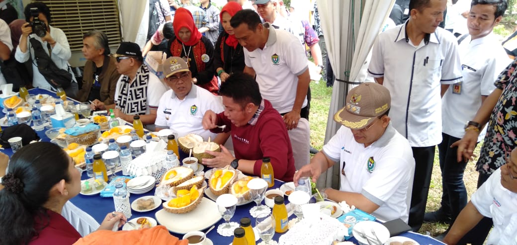 Hadiri Festival Durian, Gubernur Sumsel Nikmati Durian Khas Muara Enim