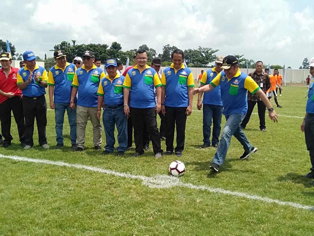 Gubernur Sumsel Lakukan Kick Off Turnamen Sepak Bola U-20 di Stadion Sekundang Bara