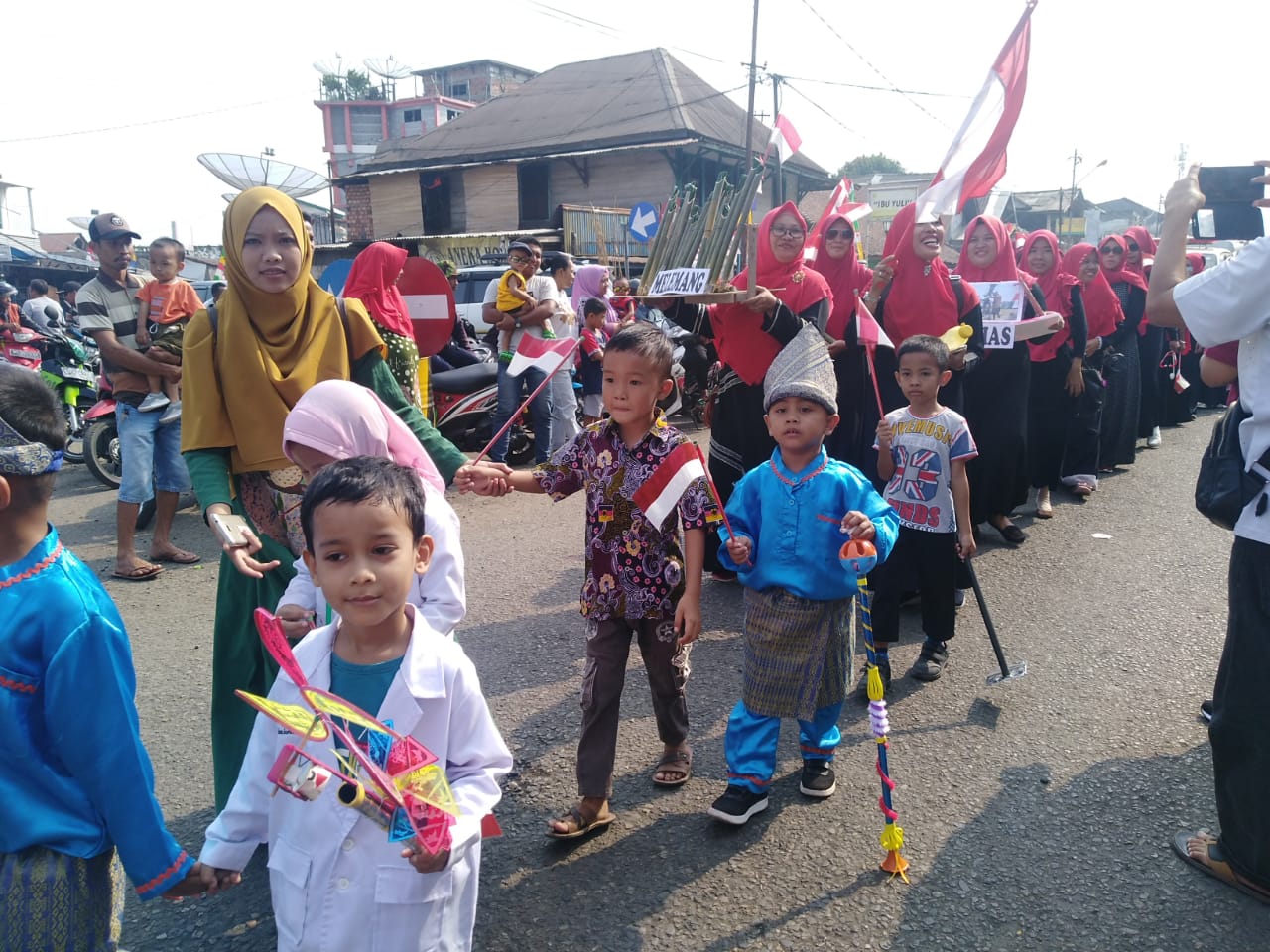 Semarakan HUT RI Ke-74, PTBA Bersama Pemerintah Kecamatan Lawang Kidul Gelar Karnaval Budaya Pelajar PAUD/ TK