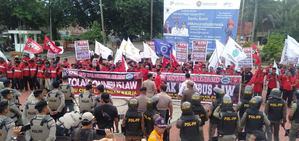 Tolak RUU Cilaka, Ratusan Buruh di Muara Enim Gelar Aksi Unjuk Rasa