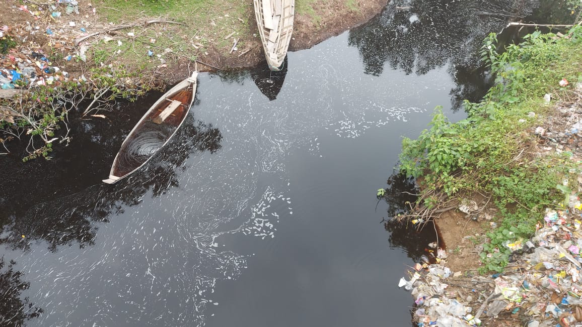 Diduga Tercemar Limbah, Aliran Sungai di Desa Sukamerindu Sungai Rotan Menghitam